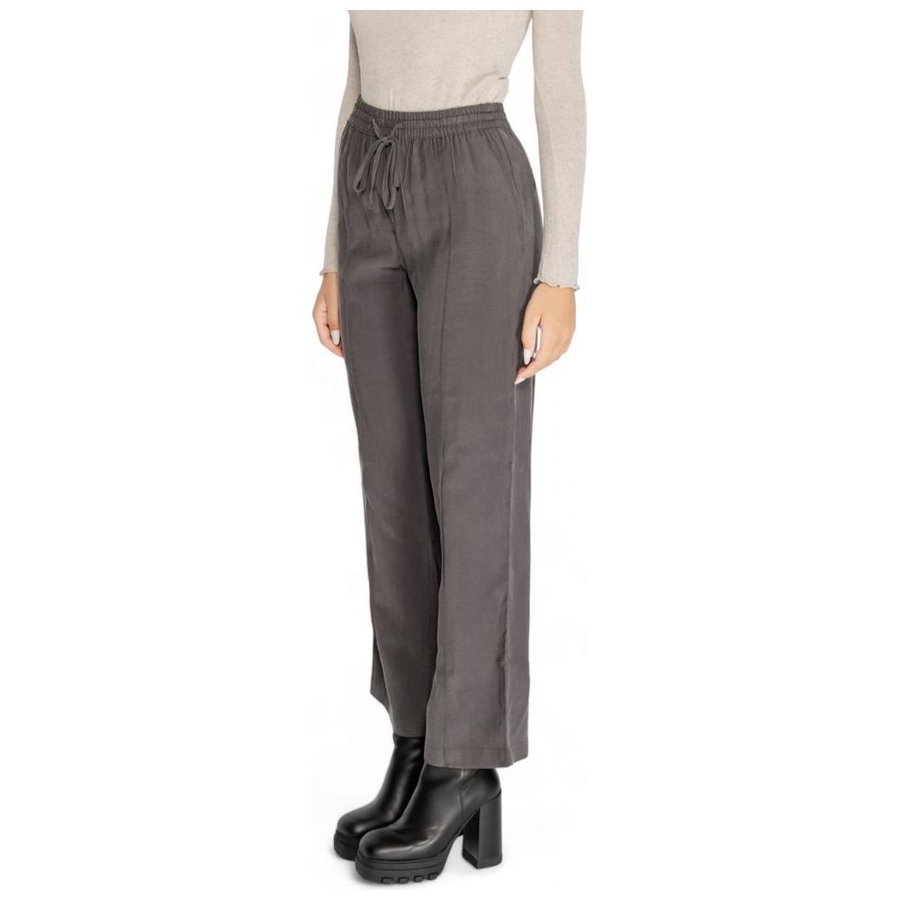 Woman wearing Jacqueline De Yong gray viscose pants with drawstring waist, perfect for fall and winter fashion.