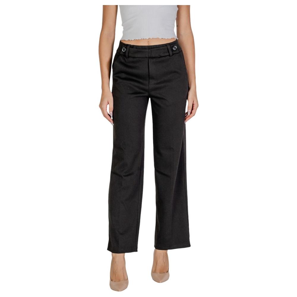 Model wearing Street One black polyester pants, part of the women's fall/winter collection, with a modern and elegant design.