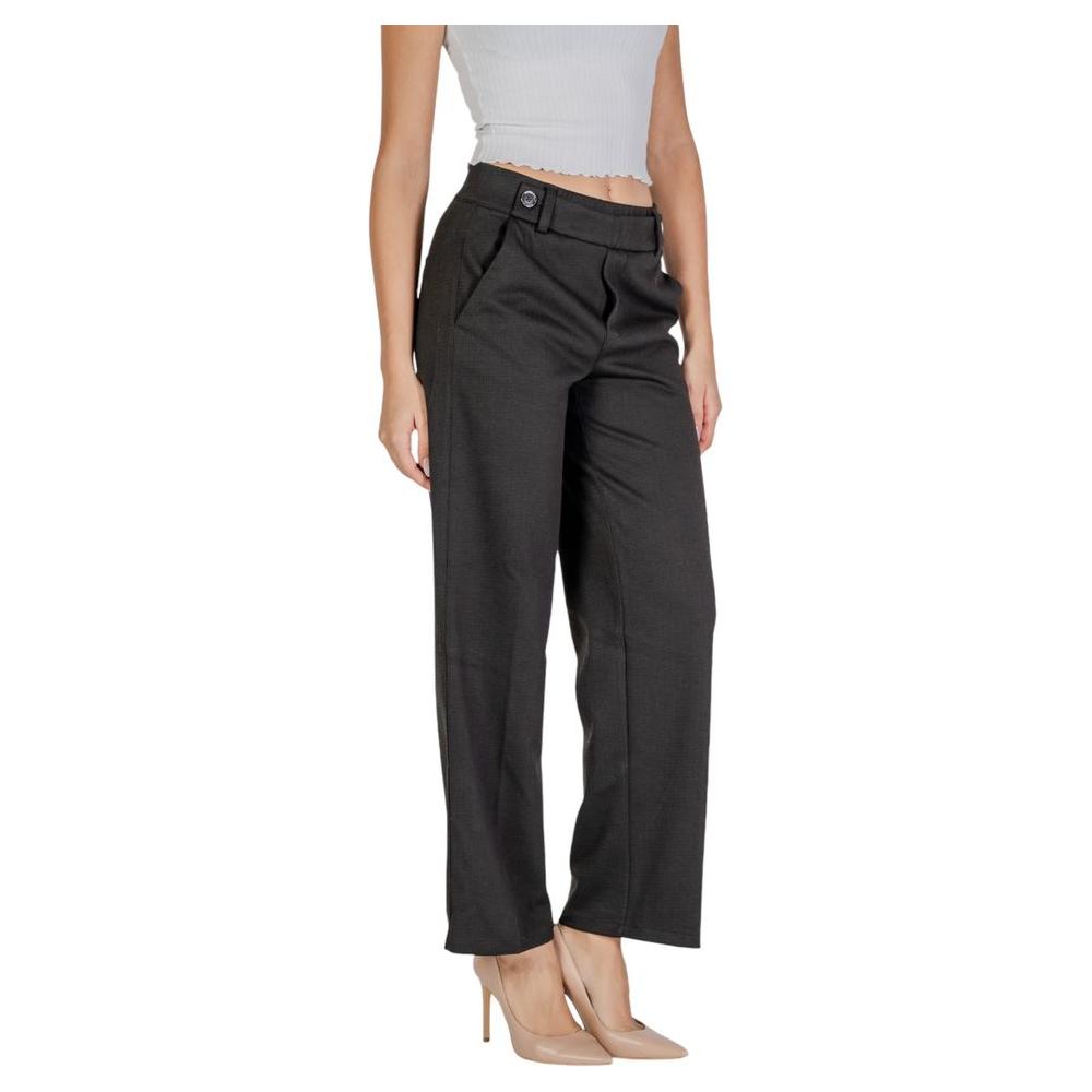 Woman wearing Street One black polyester blend jeans, perfect for fall/winter, featuring a blend of polyester, viscose, and elastane.