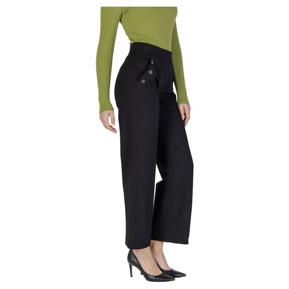 Woman wearing Street One black viscose fall/winter pants with button detail, composed of 70% viscose, 25% polyester, 5% elastane.