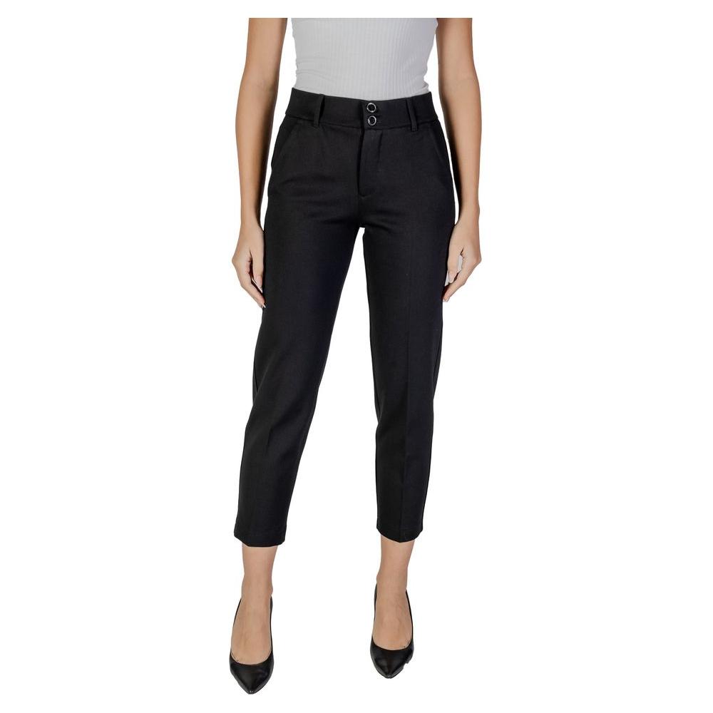 Woman wearing Street One black viscose jeans, ideal for fall/winter, made of 75% viscose, 20% polyester, and 5% elastane.