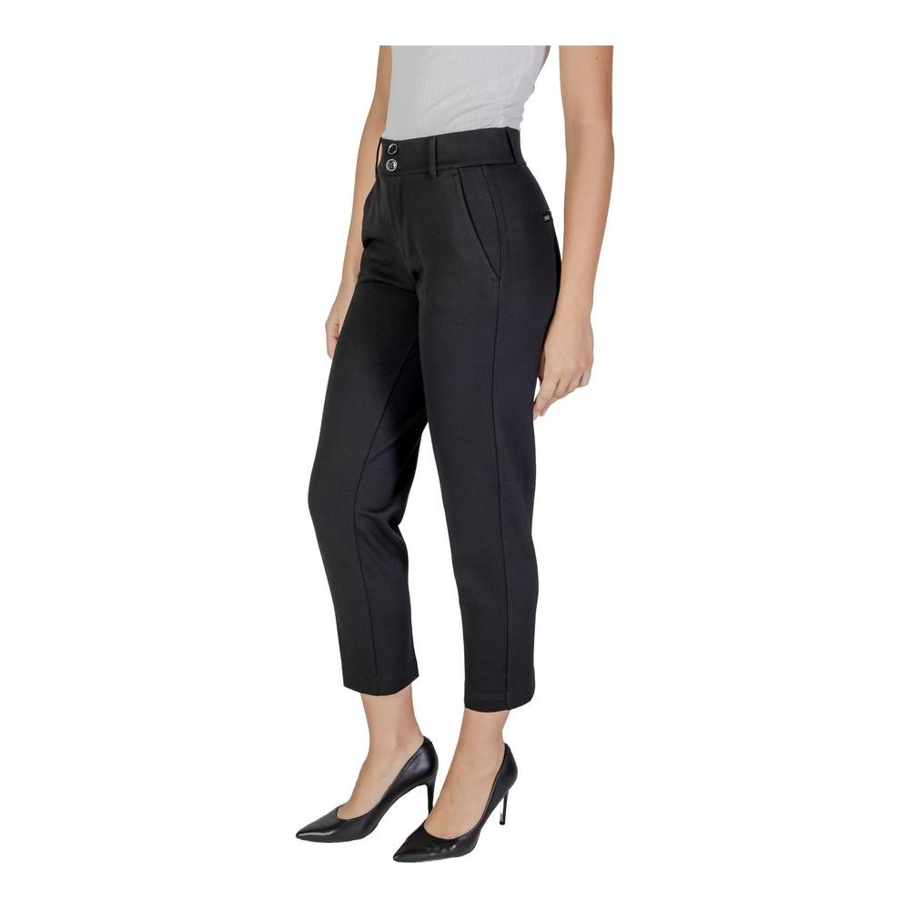 Woman wearing Street One black viscose jeans & pants, fall/winter collection, made of 75% viscose, 20% polyester, and 5% elastane.