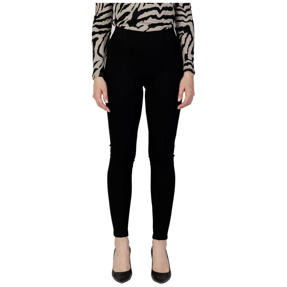 Woman wearing Only Black Viscose Jeans & Pant from Autumn/Winter collection. Made of 60% viscose, 35% polyamide, 5% elastene.