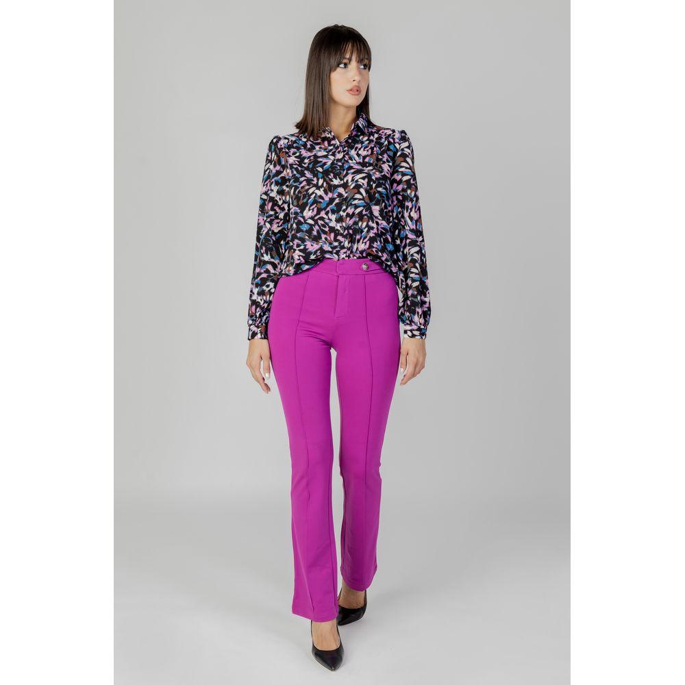 Woman wearing Only Pink Viscose Cigarette Pants, Fall/Winter Collection, made of 63% Viscose, 32% Nylon, 5% Spandex/Lycra.