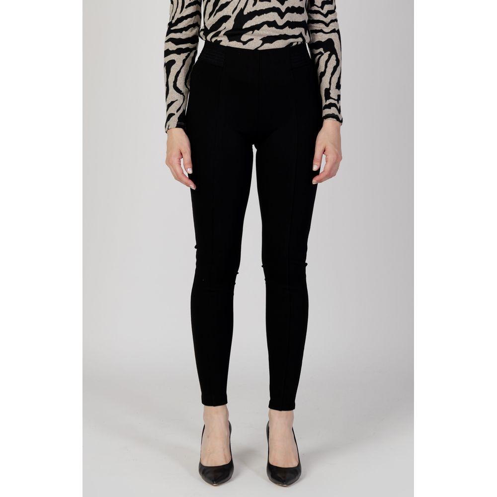 Woman wearing Only Black Viscose Jeans & Pant from Autumn/Winter collection made of 60% viscose, 35% polyamide, 5% elastene.