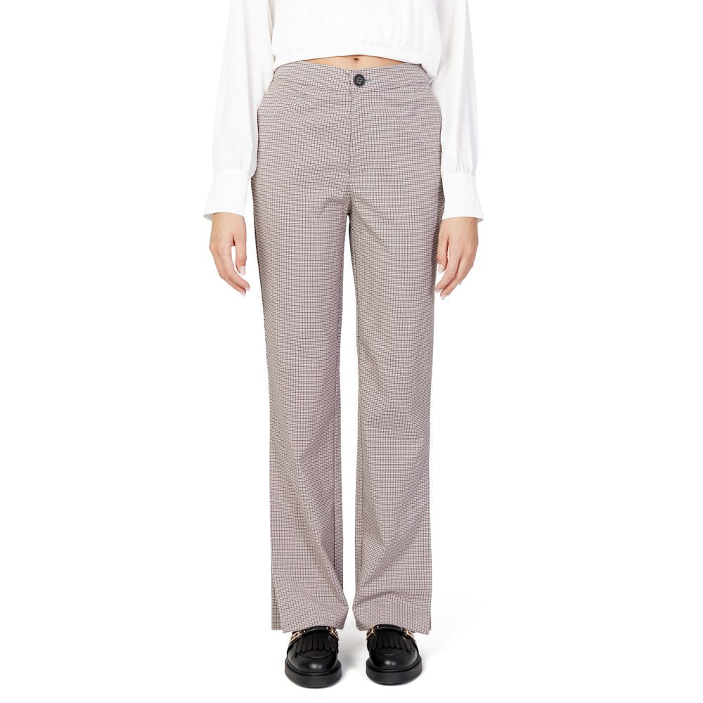 Women's beige cigarette pants made of polyester, suitable for autumn/winter collection.