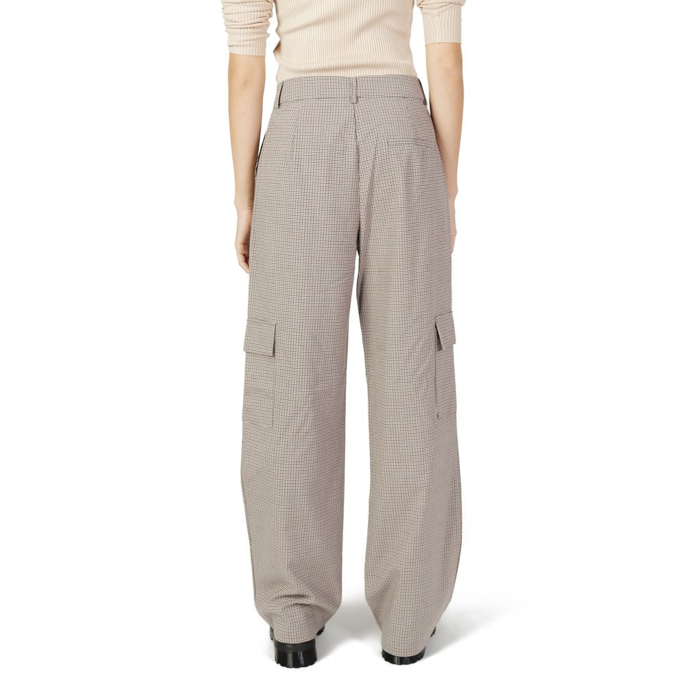 Back view of women's beige cigarette pants in autumn/winter collection, made of 65% polyester, 33% viscosa, 2% elastane.