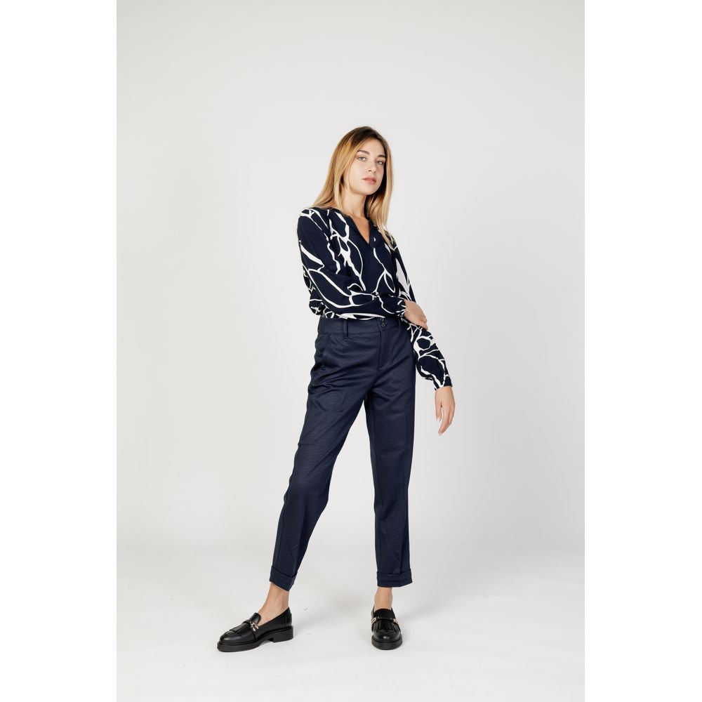 Woman wearing Street One blue viscose regular pants, fall/winter collection, composed of 47% viscose and 53% polyester.