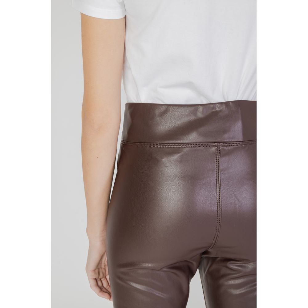 Woman wearing Street One brown polyester leggings, fall winter collection, showcasing comfortable fit and shiny finish.