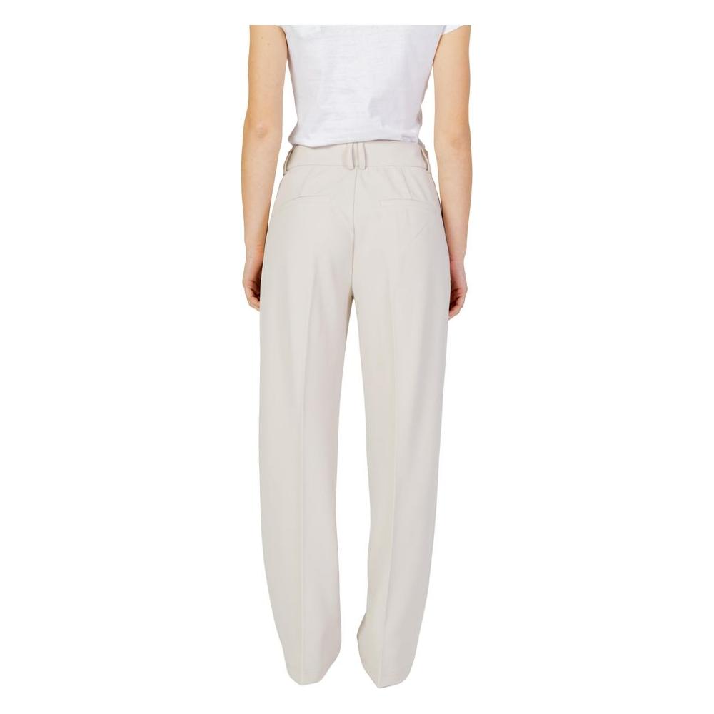 Back view of women's beige cigarette pants from spring/summer collection, made of 98% polyester and 2% elastane for comfort.