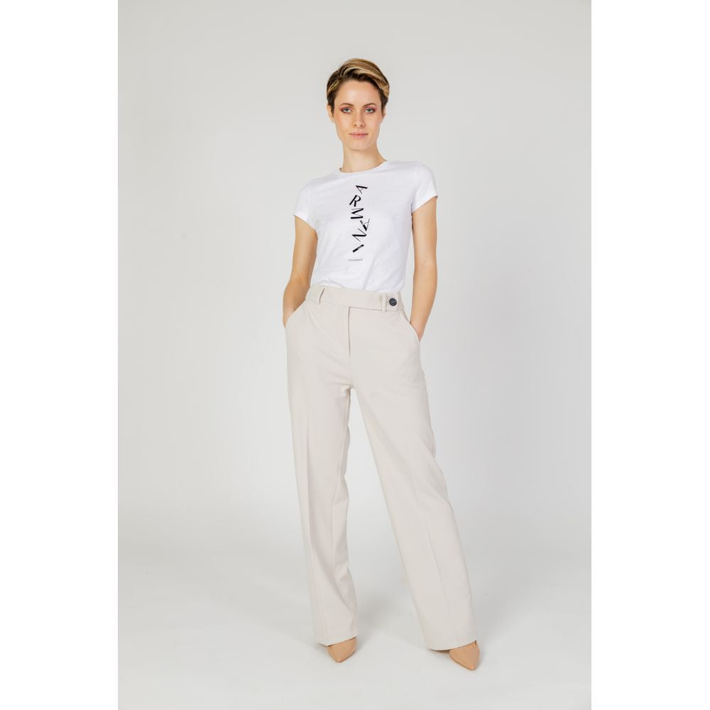Woman modeling Only Beige women's cigarette pants, spring summer collection, made of 98% polyester and 2% elastane.