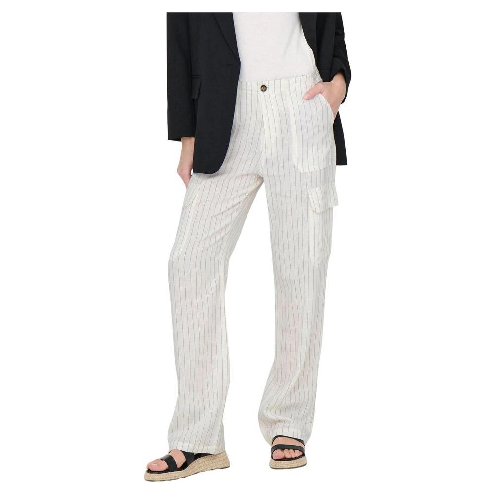 Woman wearing white linen striped trousers, spring/summer collection, made of 55% linen and 45% viscose, casual style.