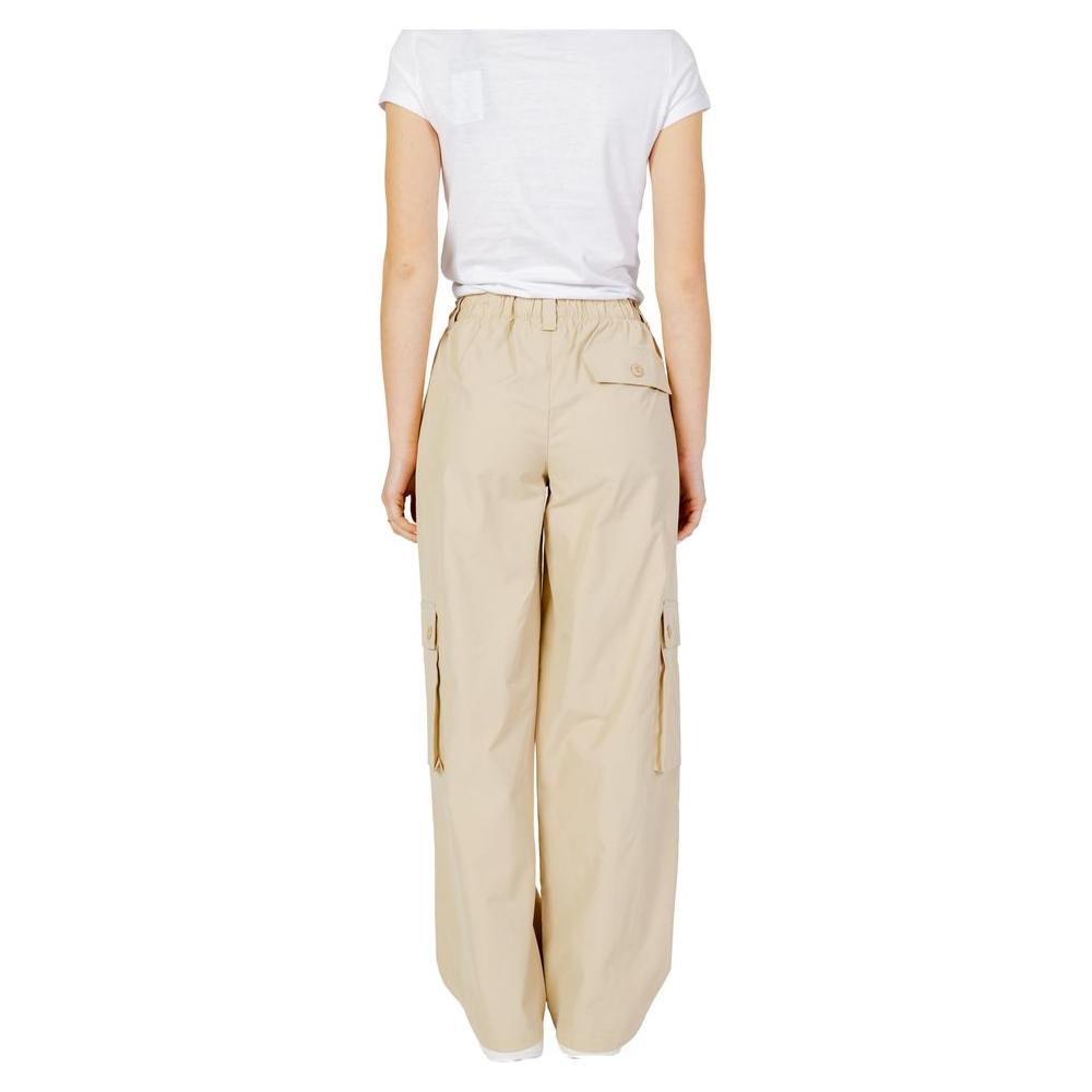 Back view of women's beige cotton pants, spring-summer collection, casual style with pockets, 65% cotton, 35% polyamide.
