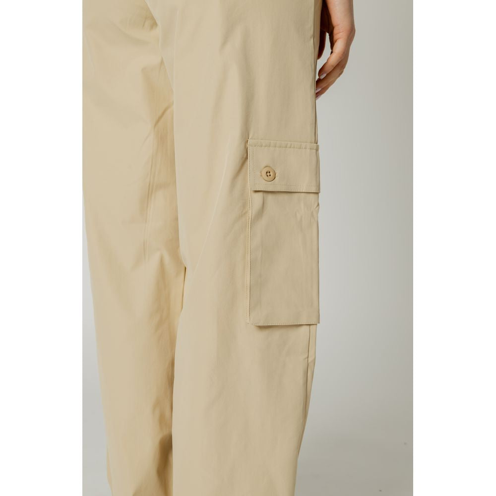 Women's beige cotton jeans with pocket detail, part of the Spring/Summer collection. Made from 65% cotton and 35% polyamide.