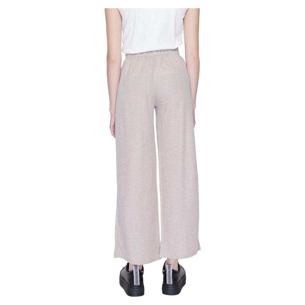 Back view of Jacqueline De Yong gray viscose palazzo trousers for spring/summer collection, made of 53% viscose and 47% nylon.