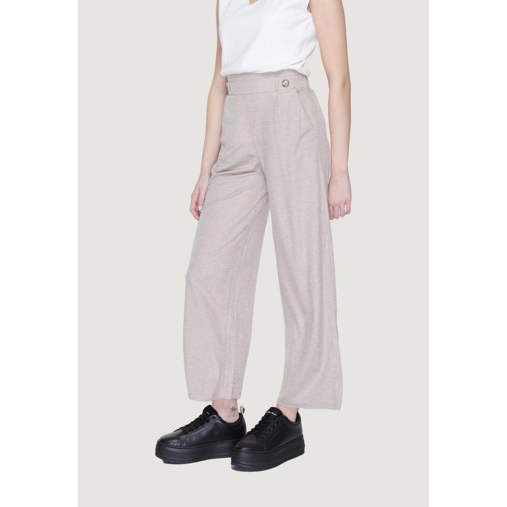 Woman wearing Jacqueline De Yong gray palazzo trousers, made of viscose and nylon, perfect for spring/summer fashion.