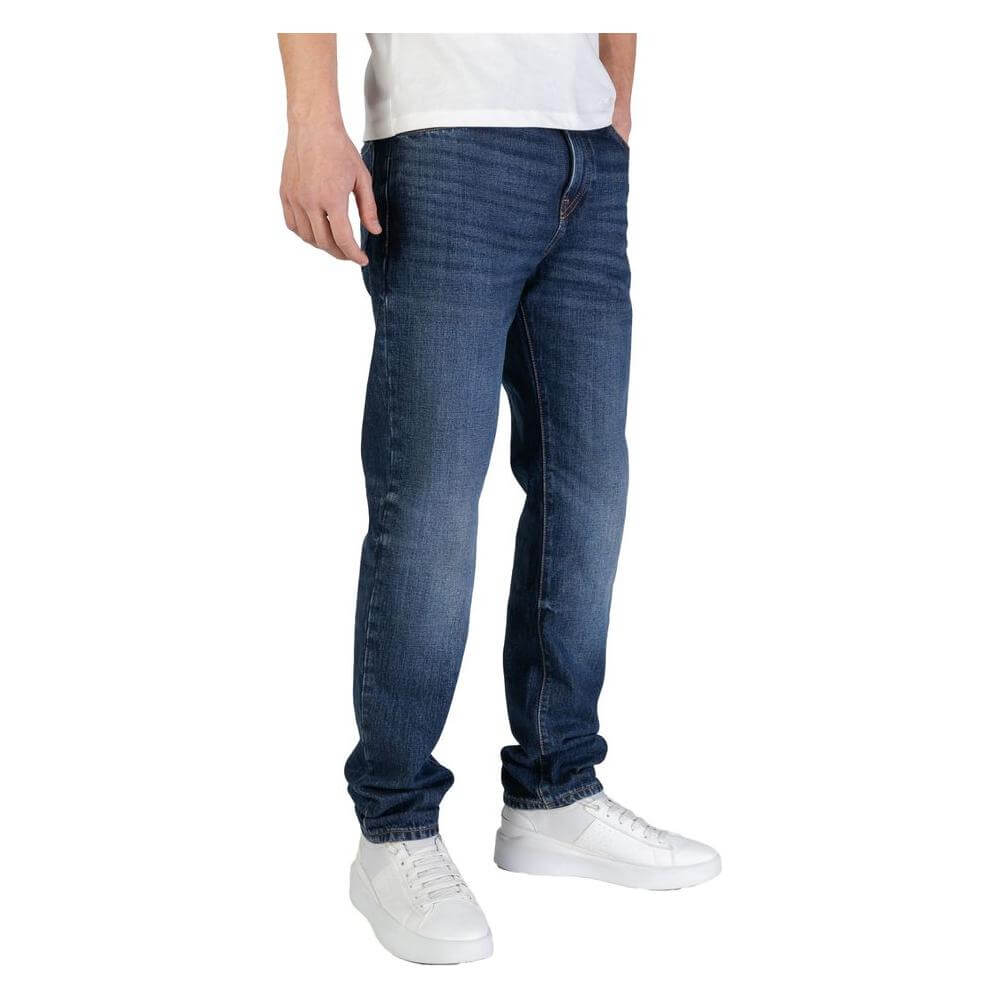 Model wearing Hugo Boss blue cotton jeans, regular loose fit, fall/winter collection, for men, made of 100% cotton.