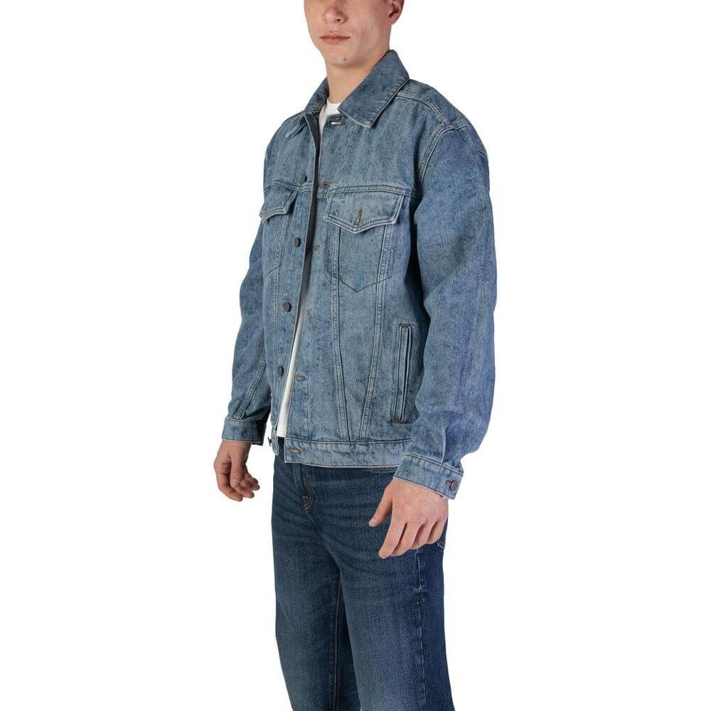 Man wearing Hugo Boss light blue cotton jacket, fall/winter collection, 100% cotton, men's fashion