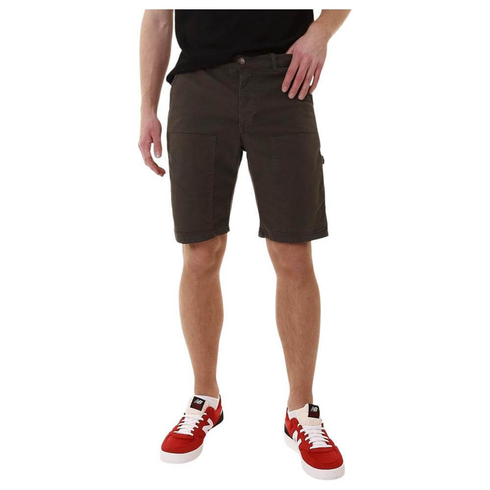 Lyle & Scott green cotton men's Bermuda shorts, Fall/Winter collection, featuring 97% cotton and 3% elastane for comfort.