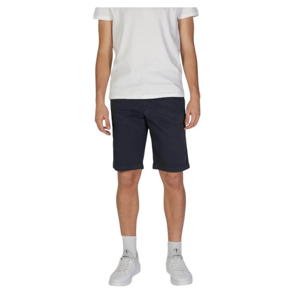 Man wearing Refrigiwear blue cotton bermuda shorts from the Fall/Winter collection, made of 98% cotton, 2% elastane.