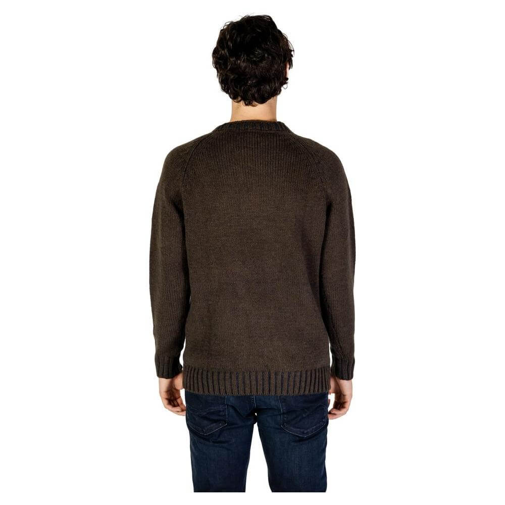 Back view of a man wearing a Hydra Clothing gray acrylic sweater, part of the fall/winter men's knitwear collection.