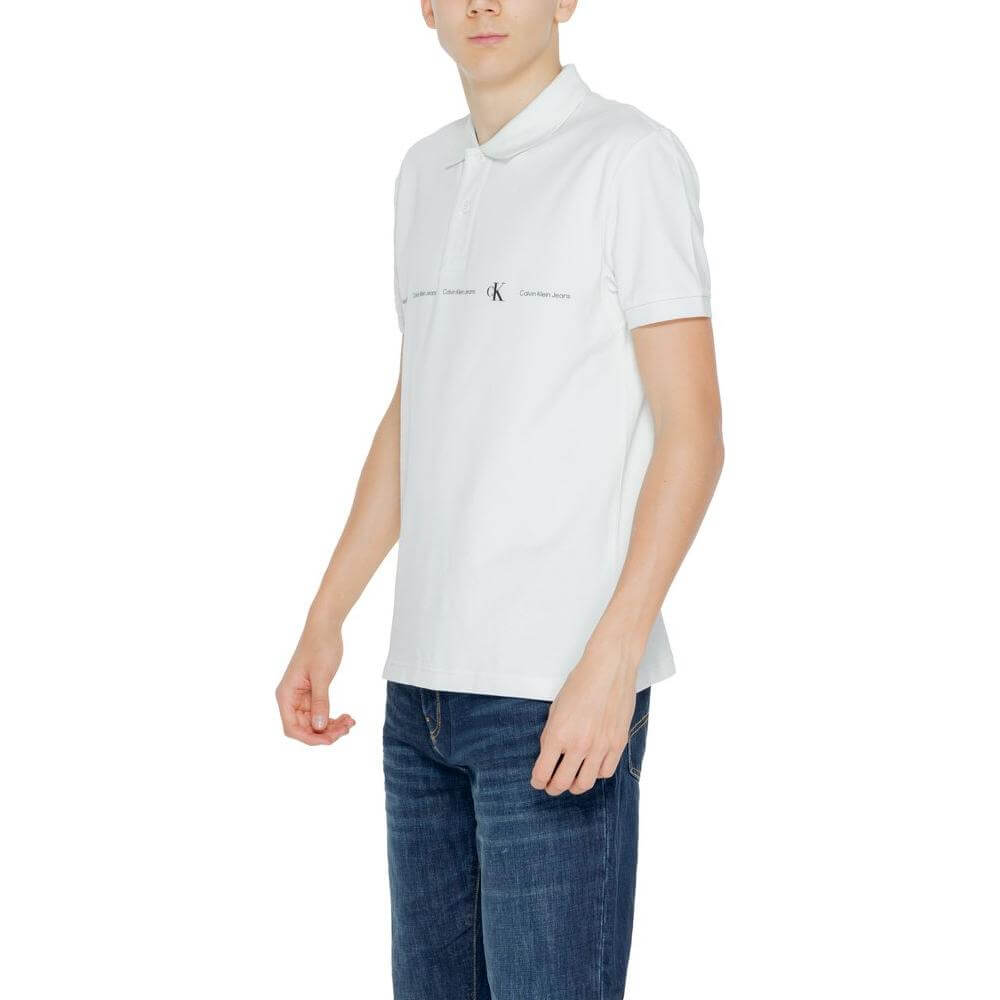 Man wearing a Calvin Klein Jeans green cotton polo shirt with short sleeves, part of the spring/summer collection.
