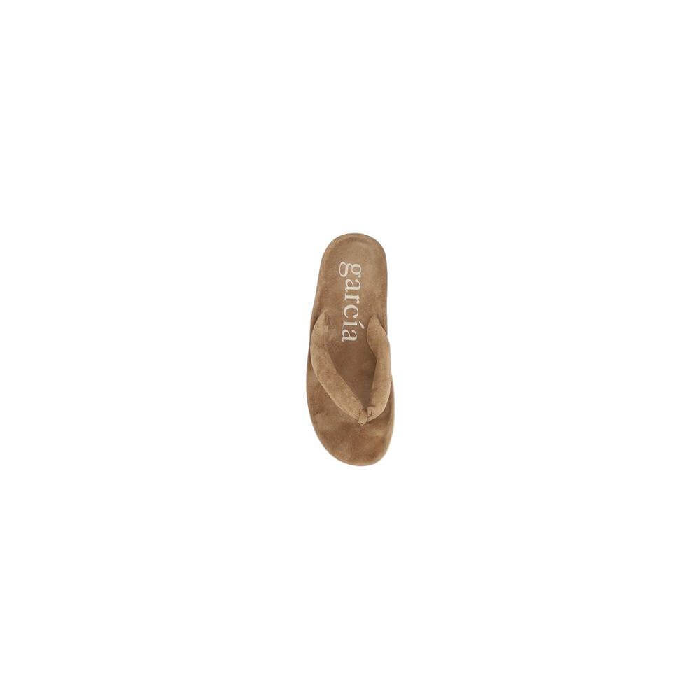 Pedro García Almu Sandal with suede finish and logoed insole, featuring a modern flip-flop design and high non-slip sole for summer.
