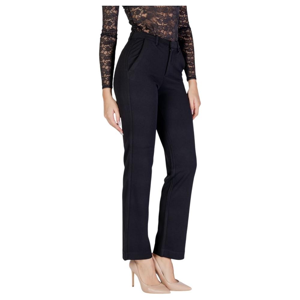 Women's black recycled polyester pants, fall/winter collection, made with 53% recycled polyester, eco-friendly fashion.