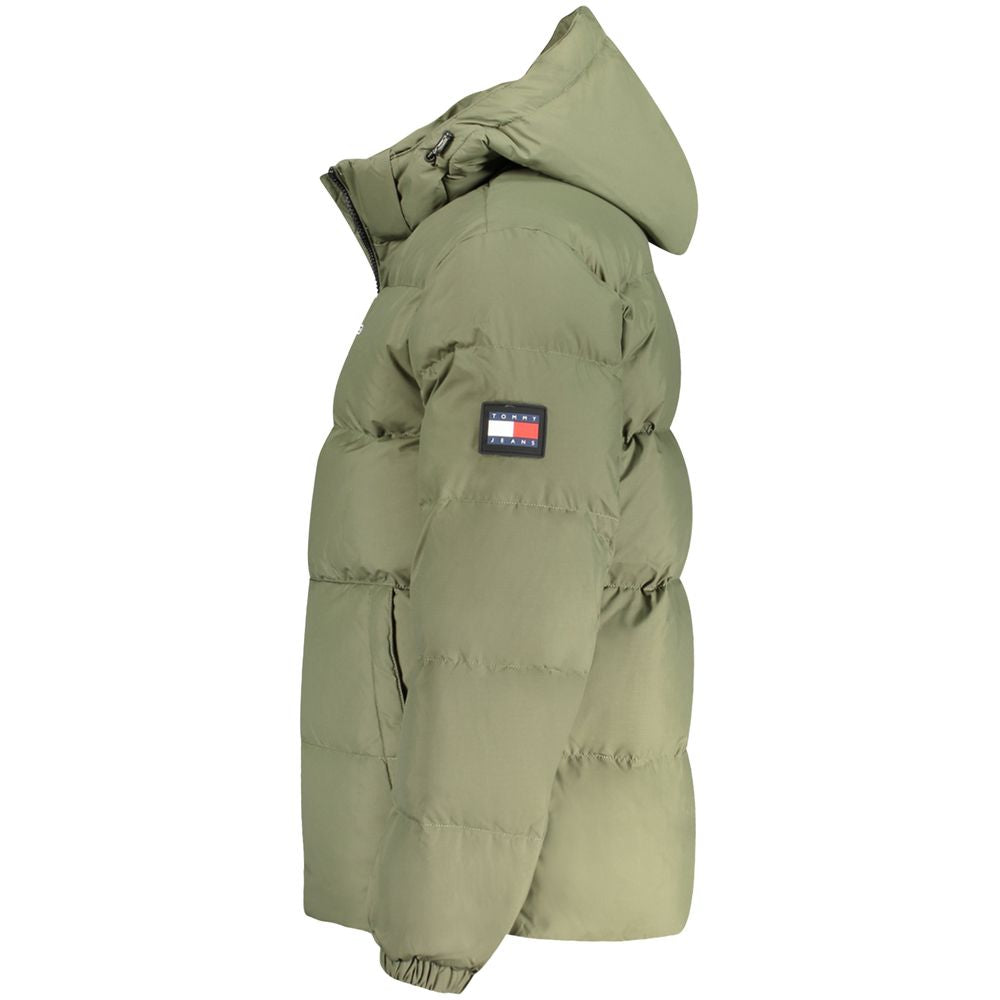 Tommy Hilfiger green polyester men’s jacket with removable hood and logo, side view. Features versatile design and practical pockets.