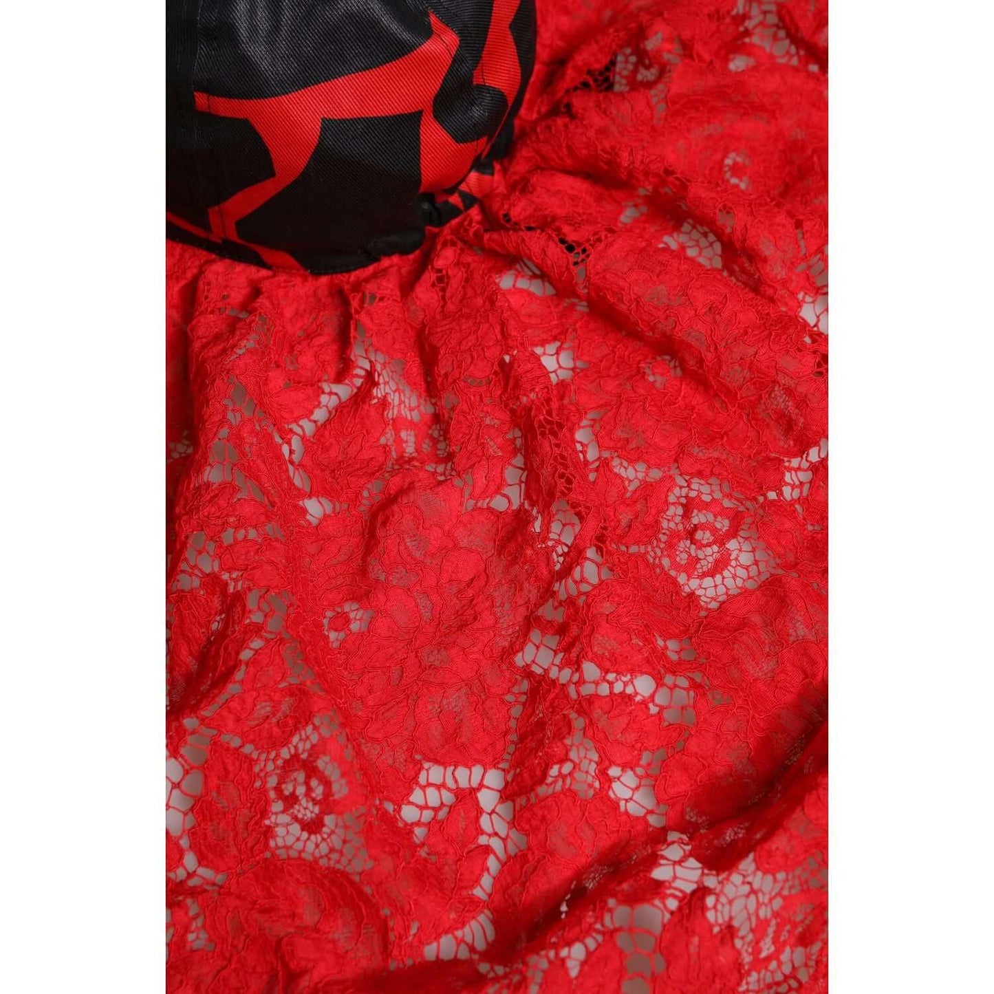 Dolce & Gabbana red black lace tulle baseball cap with intricate floral design, made of 100% polyester, elegant luxury fashion accessory.