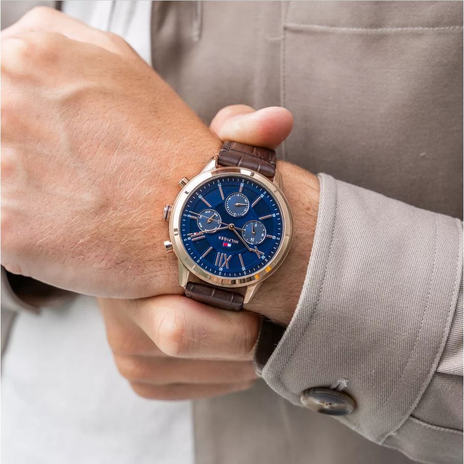 TOMMY HILFIGER Mod. 1710526 quartz analog gent watch with blue dial and brown leather bracelet in official packaging.