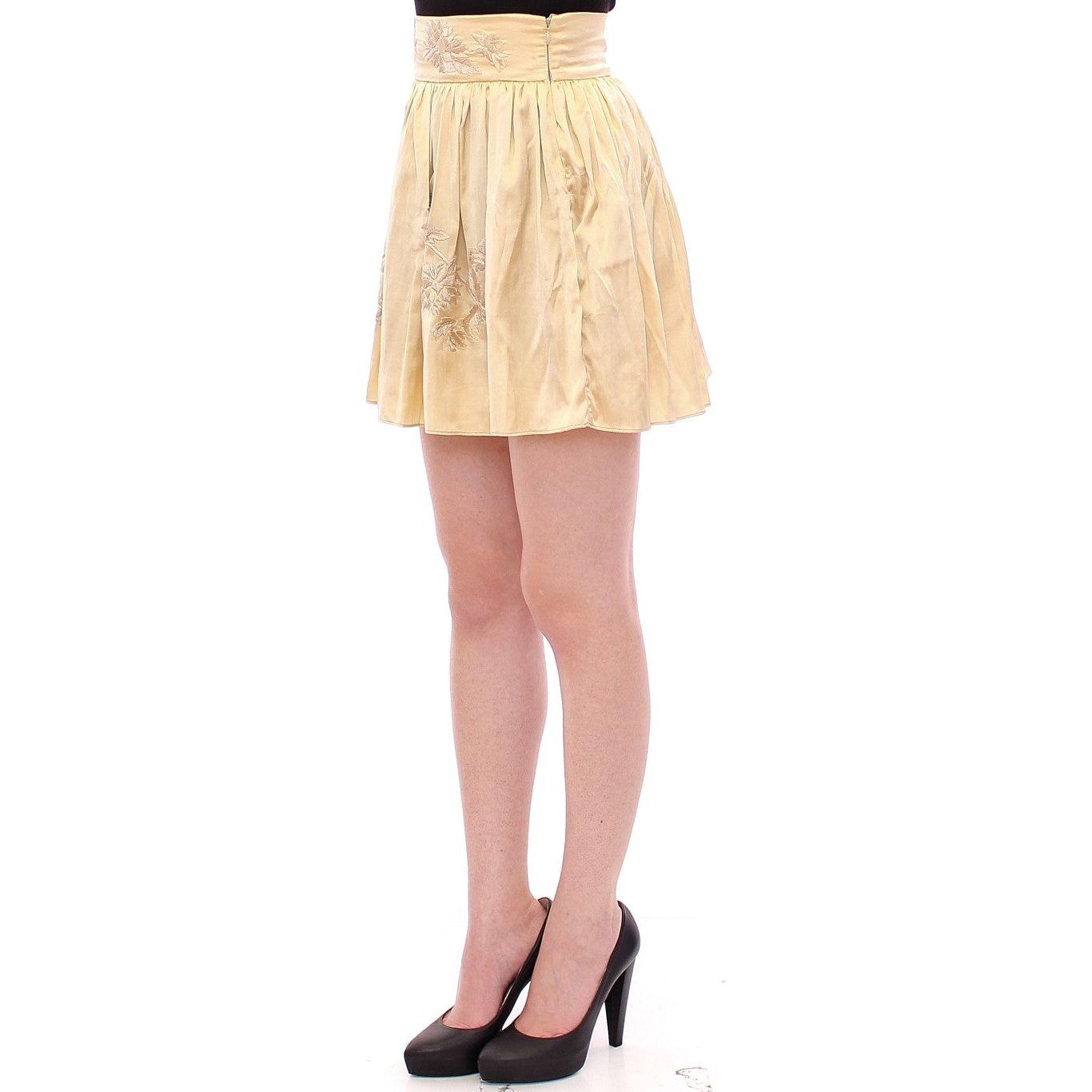 تنورة قصيرة أنيقة باللون البيج مزينة بنقشة الزهور من مجموعة Andrea Incontri