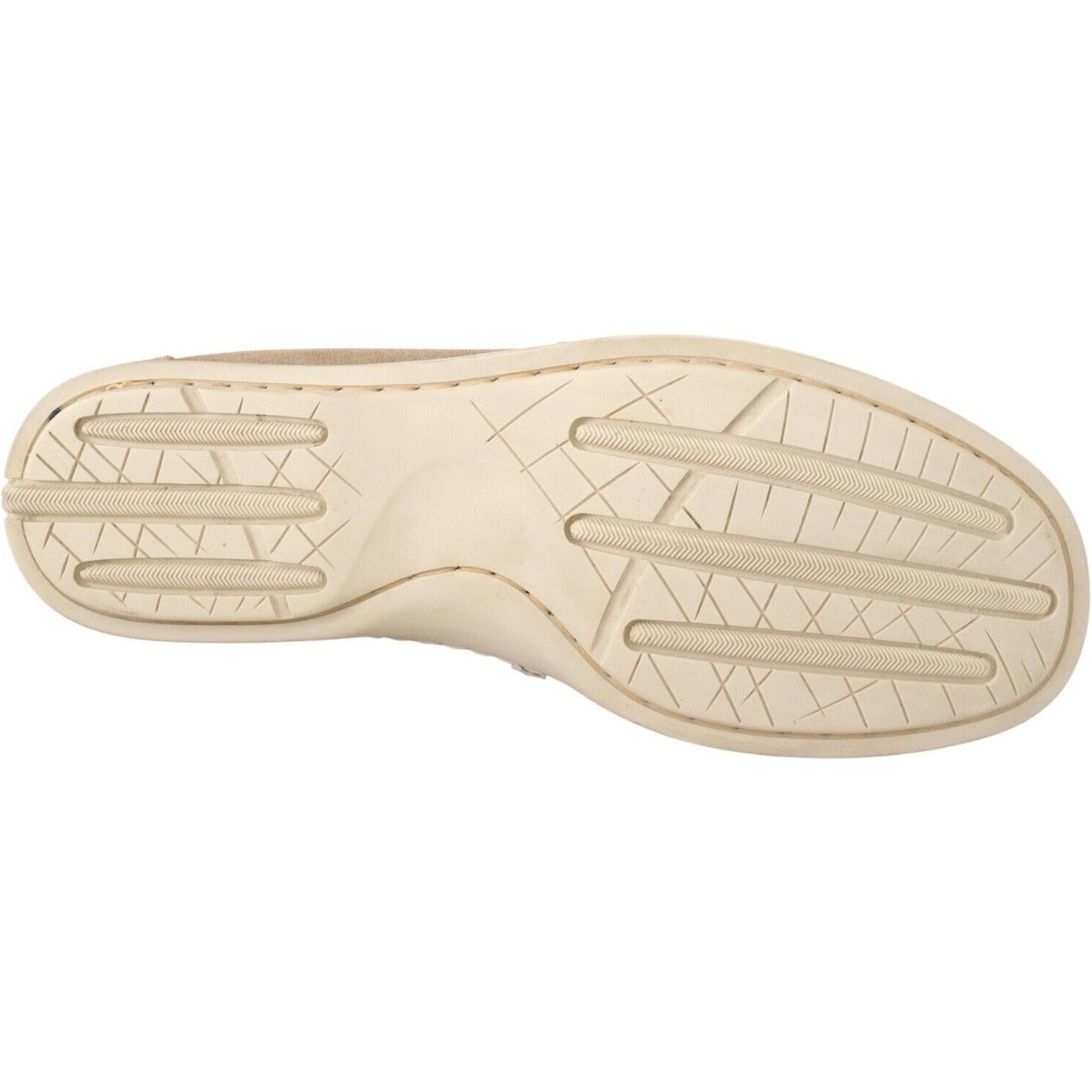 优雅的米色绒面革莫卡辛鞋，适合有品位的绅士