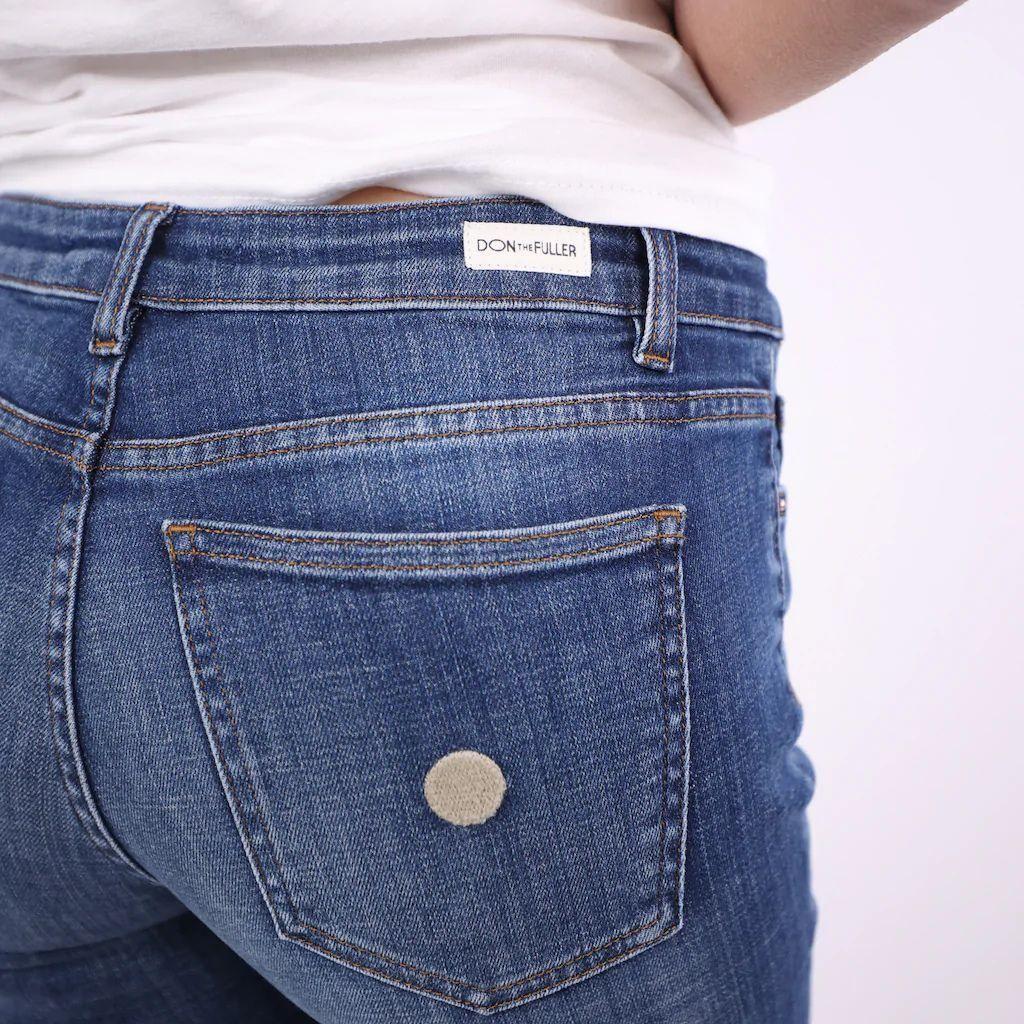 时尚蓝色修身牛仔裤