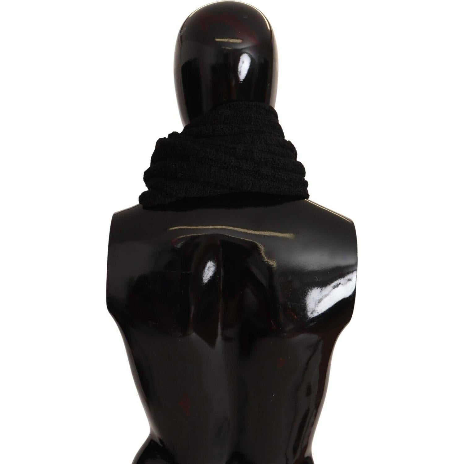 优雅释放黑色羊毛围巾