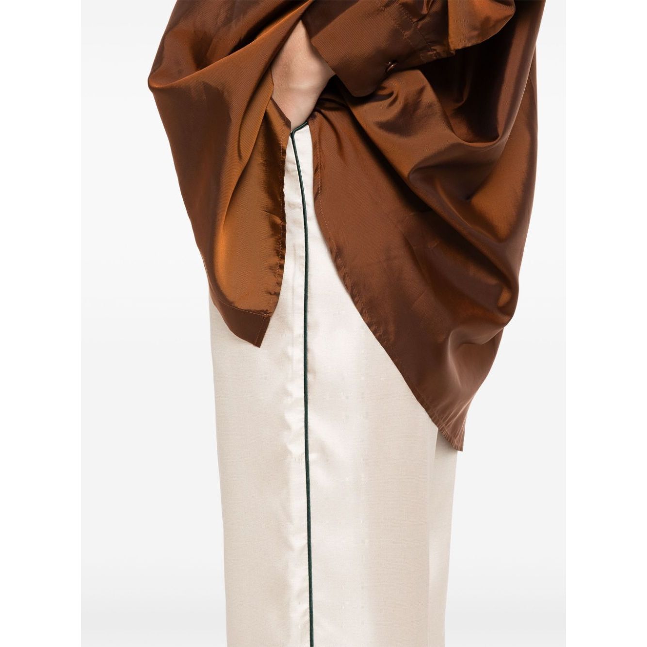 Front view with bag zipped and handles upright.