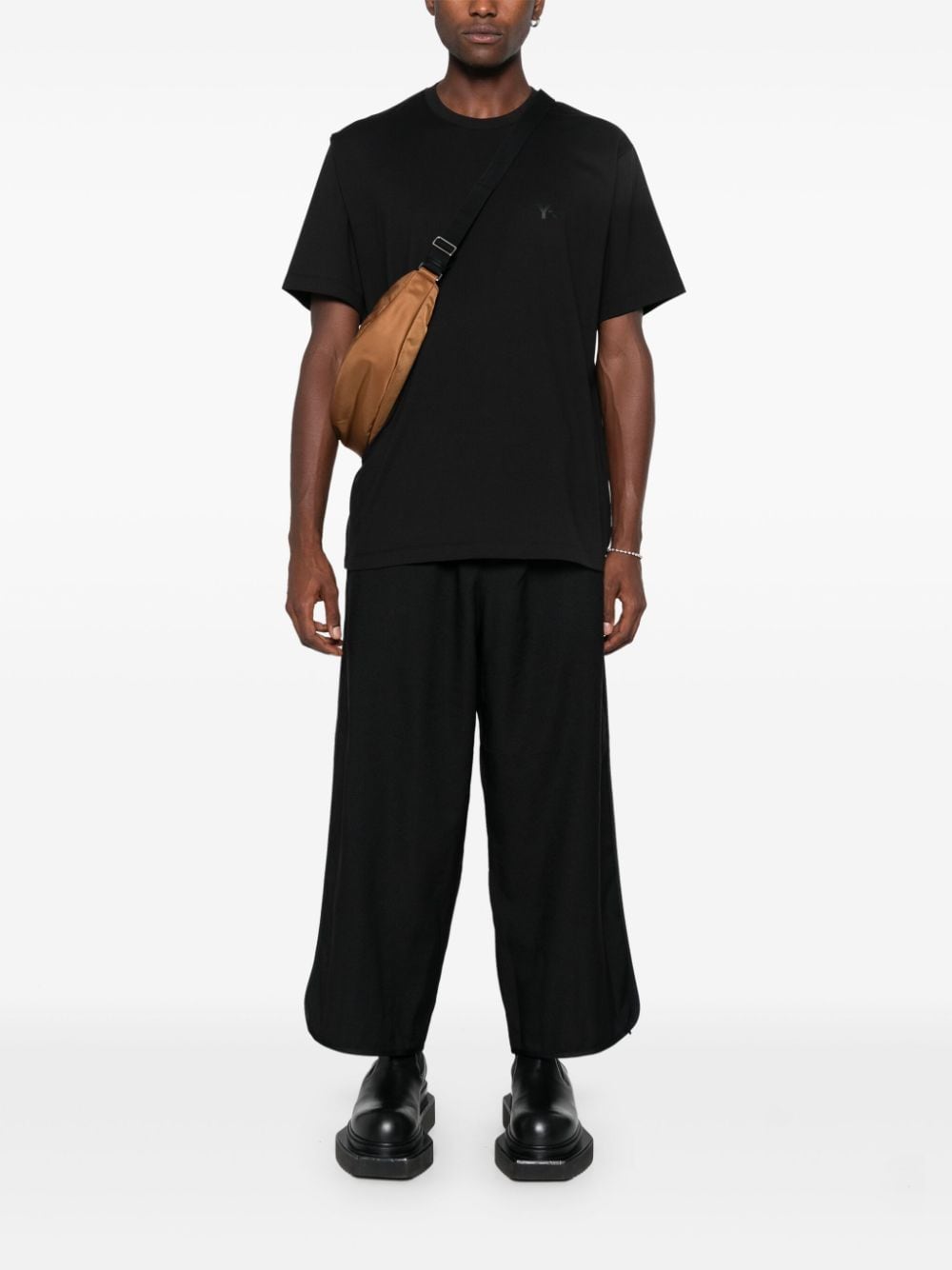 Front view with bag zipped and handles upright.