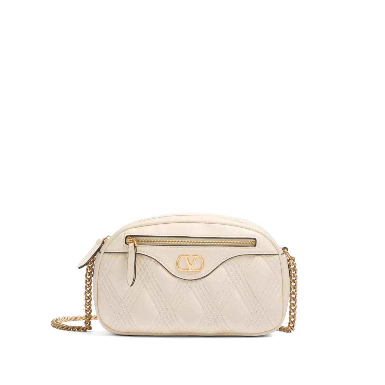 Front view with bag zipped and handles upright.