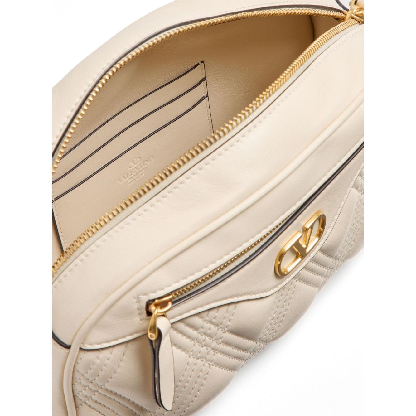 Front view with bag zipped and handles upright.