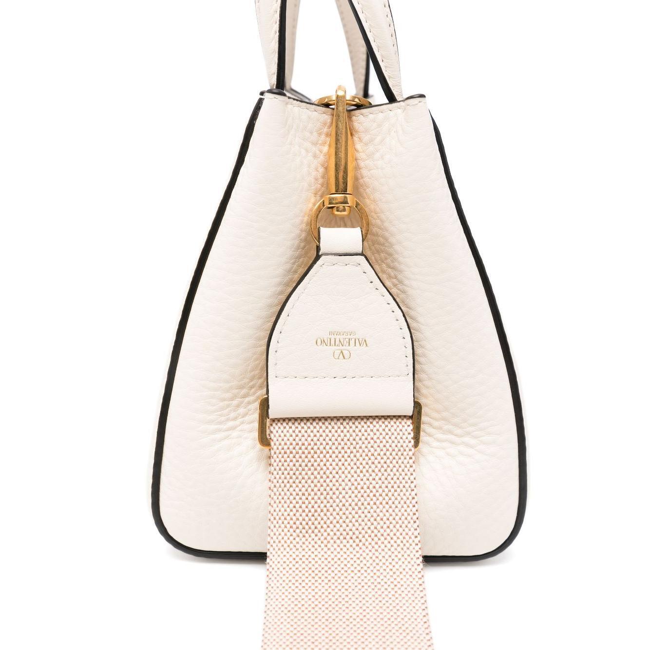 Front view with bag zipped and handles upright.