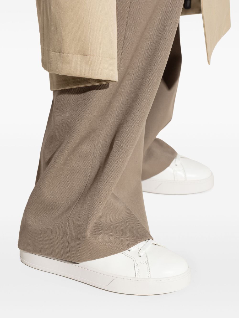 Front view with bag zipped and handles upright.