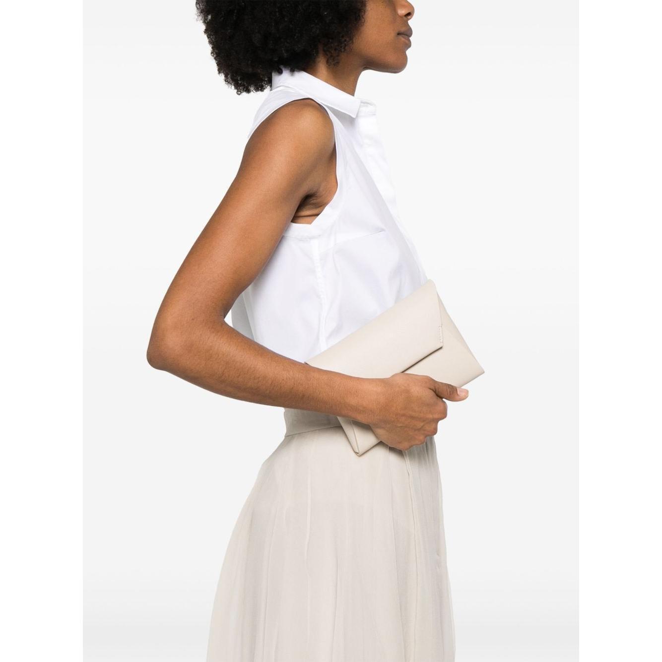 Front view with bag zipped and handles upright.