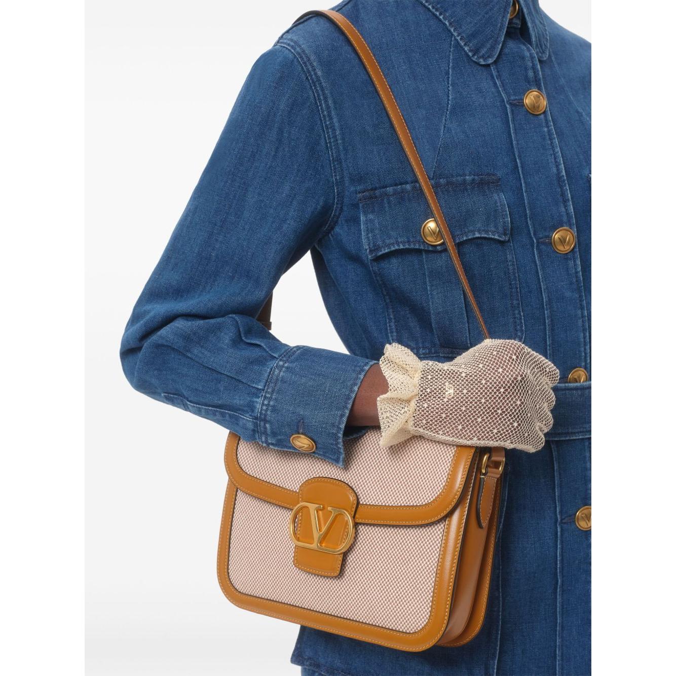 Front view with bag zipped and handles upright.