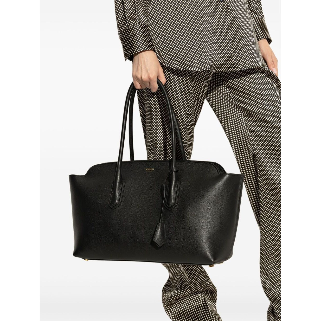 Front view with bag zipped and handles upright.