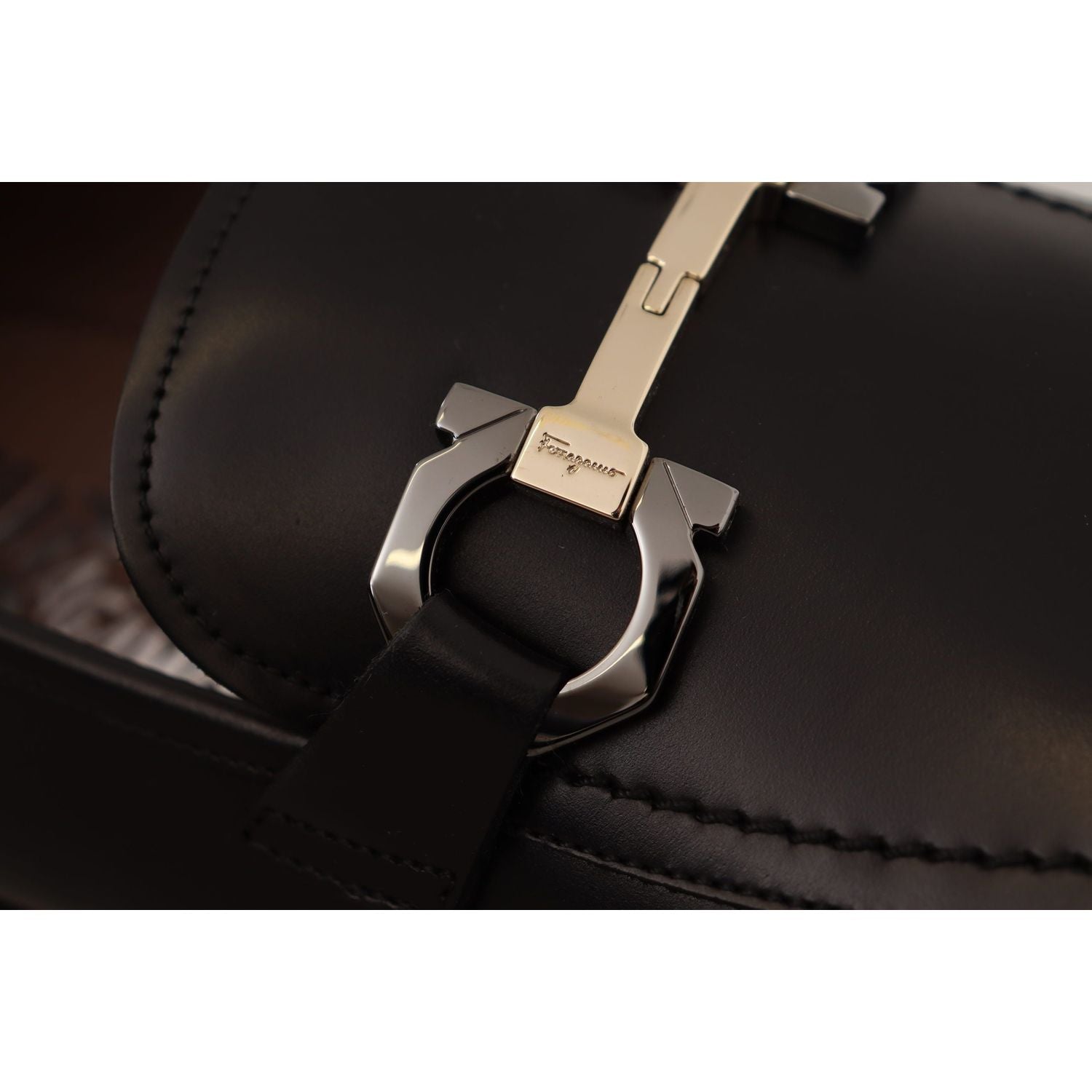 Suave 黑色真皮 Gancio Bit 乐福鞋