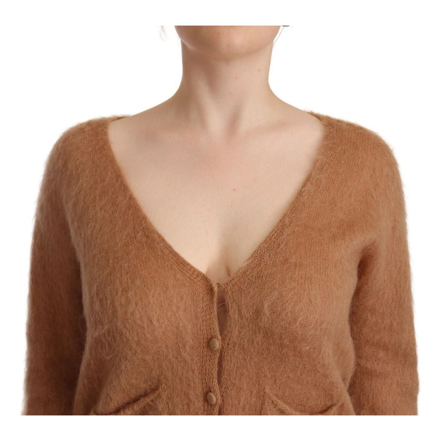 别致的棕色针织开衫，正面带纽扣