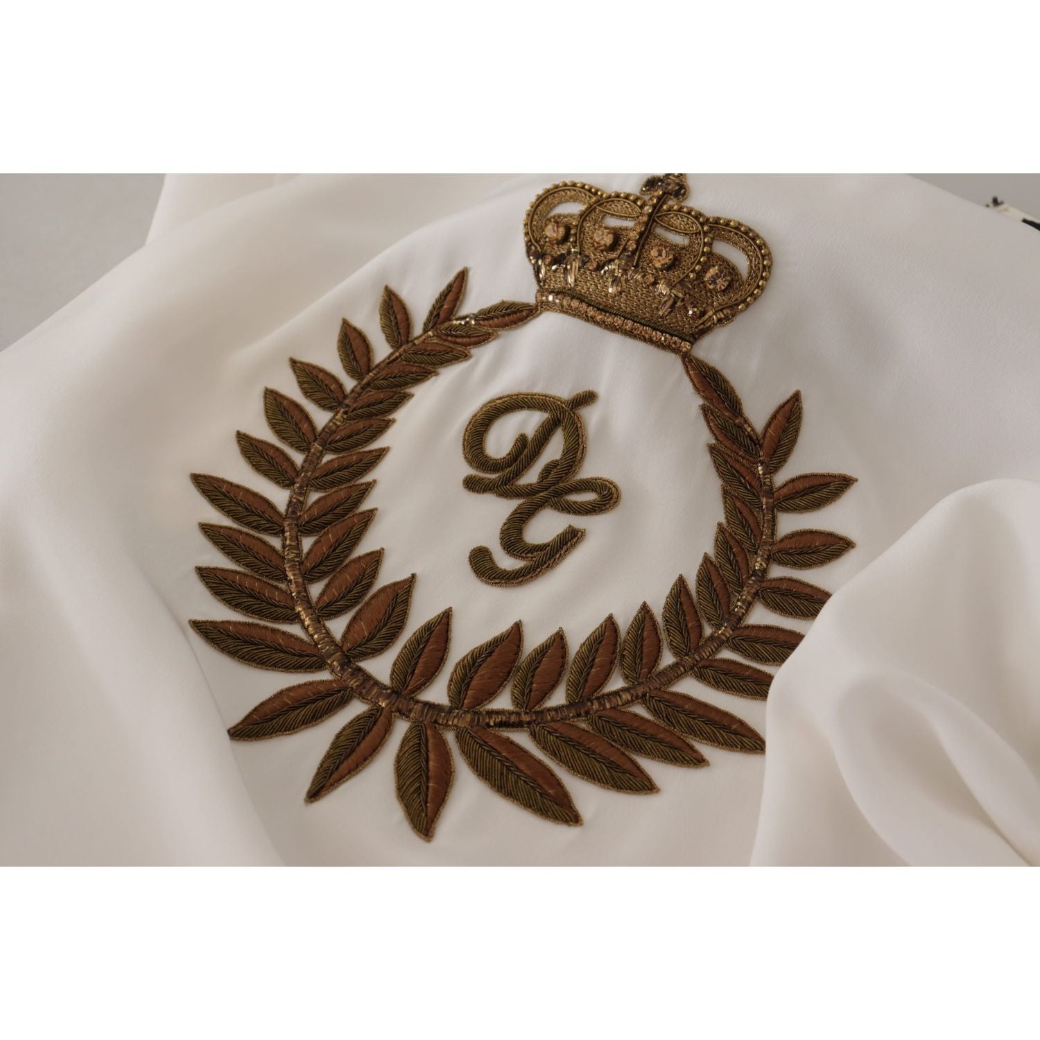 بلوزة دولتشي آند غابانا الحريرية الأنيقة المطرزة بتاج ذهبي