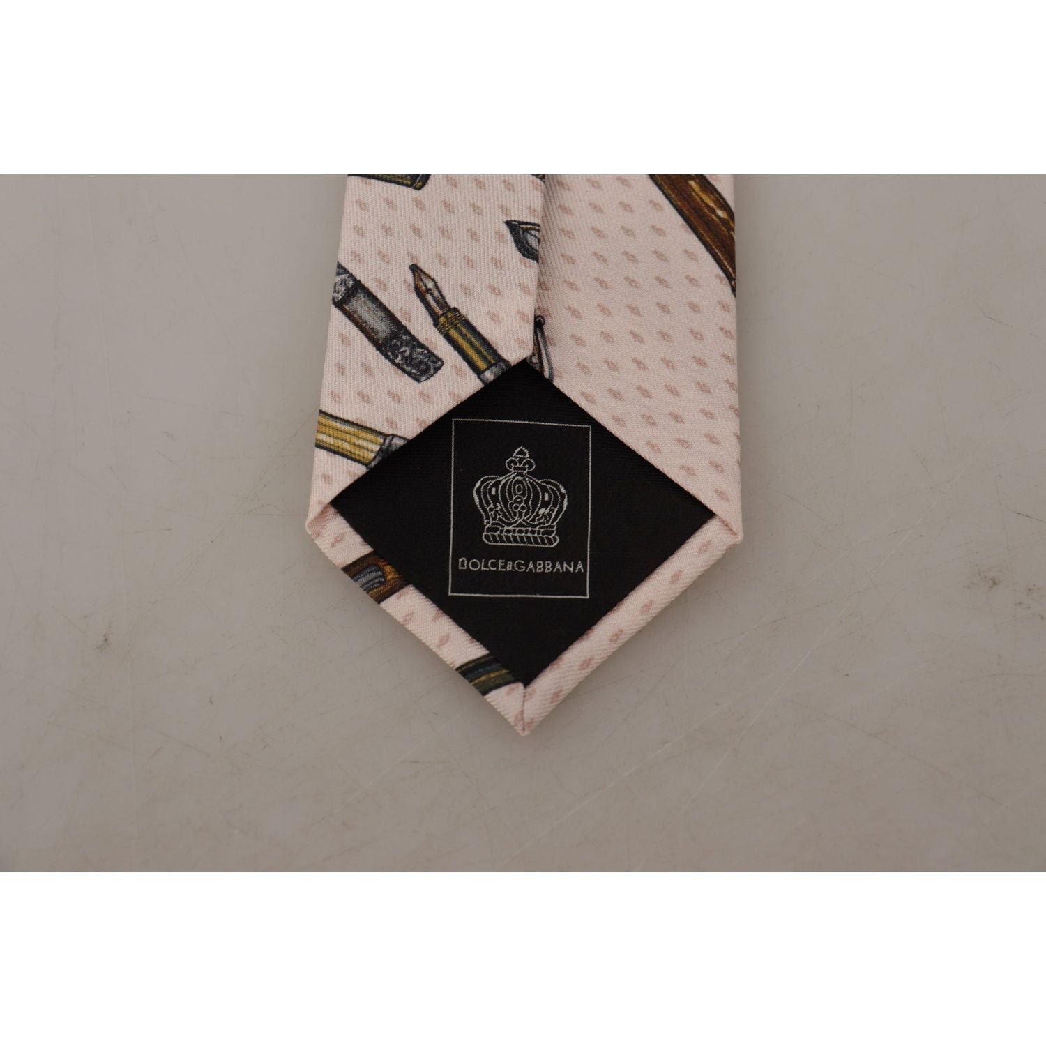 优雅的丝绸领结适合优雅的夜晚