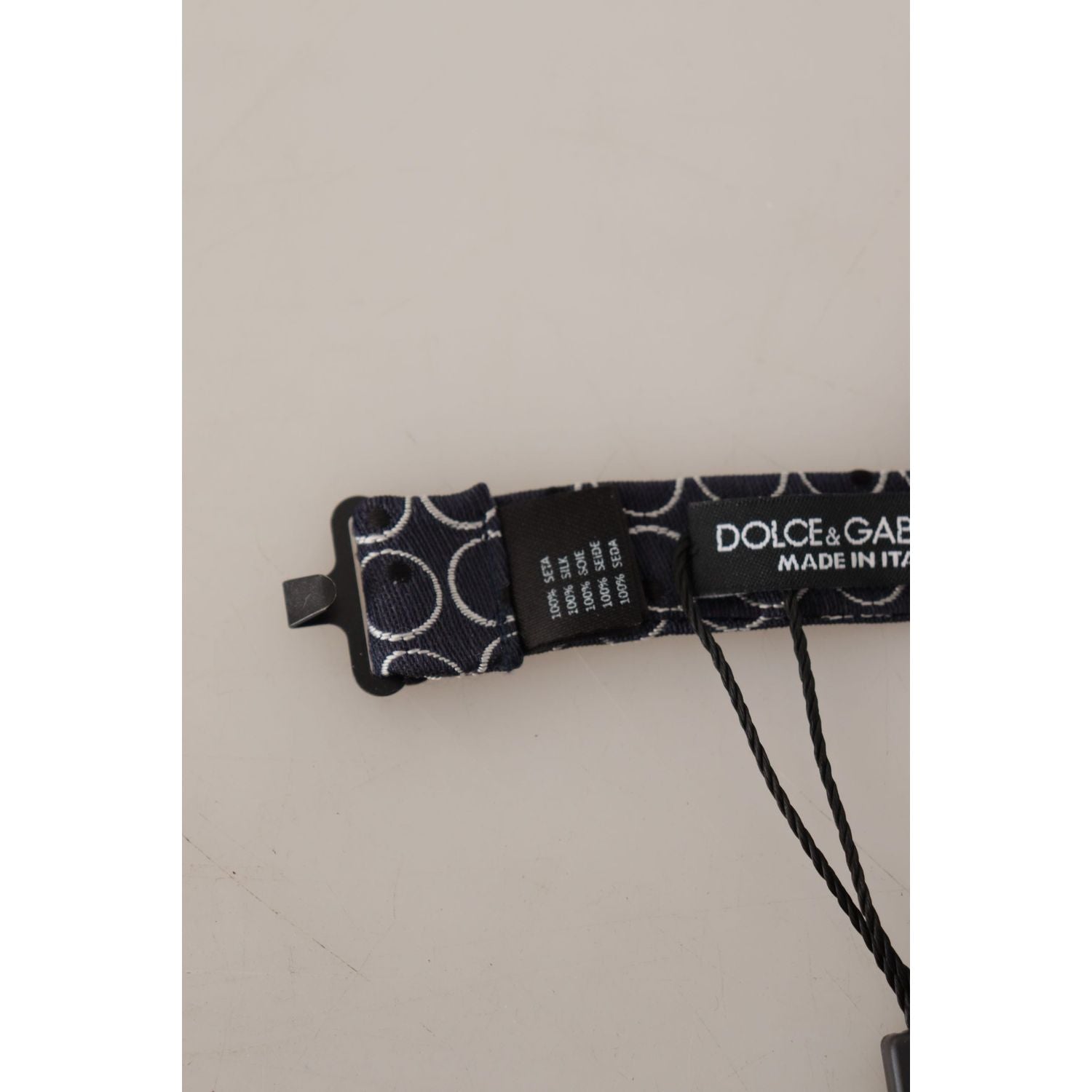 优雅的黑白丝绸领结