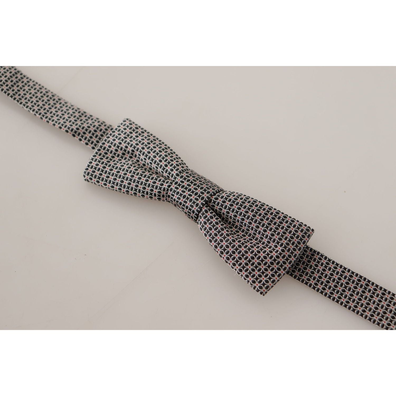 优雅的黑色丝绸领结